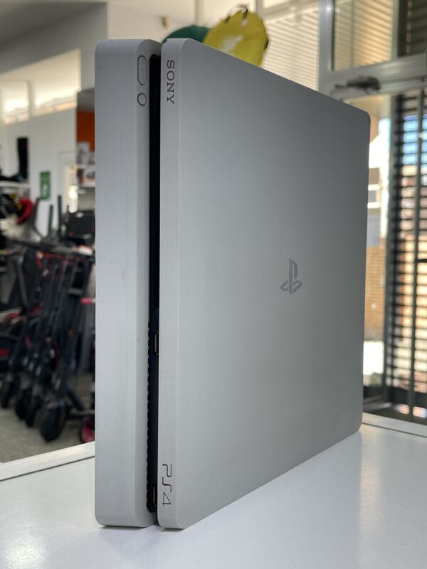 IMG 7156SAMU130125 67 scaled CONSOLA SONY PS4 SLIM 500GB BLANCA CON MANDO Y MALETA