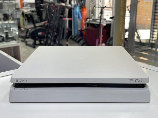 IMG 7156SAMU130125 68 scaled CONSOLA SONY PS4 SLIM 500GB BLANCA CON MANDO Y MALETA