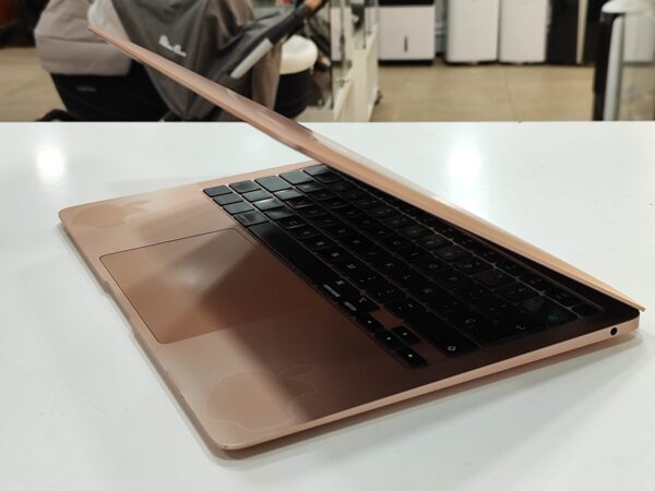 Imagen de WhatsApp 2025 01 09 a las 19.31.12 2188e4e7 APPLE MACBOOK AIR 2020 /I7 1060NG7/500GB/16GB RAM ORO ROSADO * DETALLES DE USO *