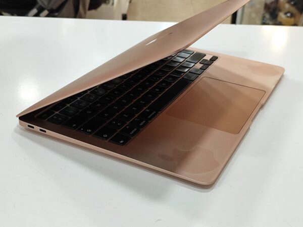 Imagen de WhatsApp 2025 01 09 a las 19.31.12 9ad21a6d APPLE MACBOOK AIR 2020 /I7 1060NG7/500GB/16GB RAM ORO ROSADO * DETALLES DE USO *