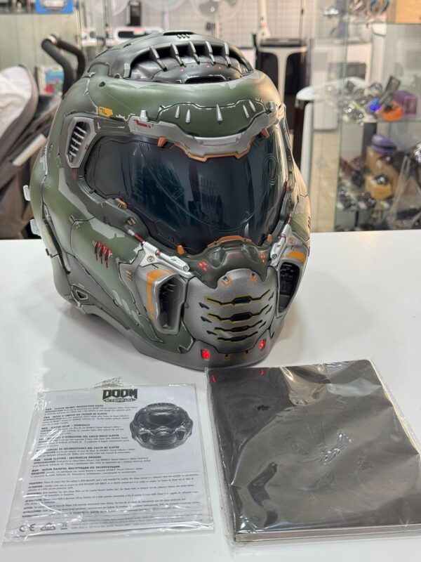 Imagen de WhatsApp 2025 01 09 a las 19.57.33 07bd9ee0 CASCO ED.COLECCIONISTA DOOM ETERNAL + POSTER Y CASETTE