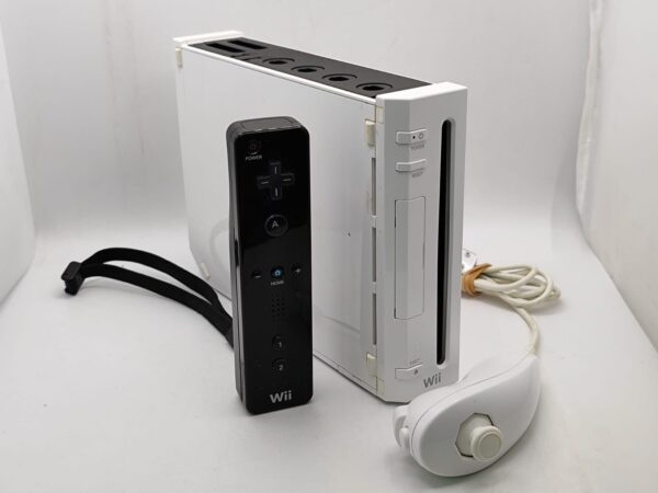 Imagen de WhatsApp 2025 01 28 a las 18.20.30 4fd6b71c 1 CONSOLA NINTENDO WII + MANDO NEGRO + NUNCHUK BLANCO *FALTAN TAPAS SUPERIORES DE CONEXIONES DE GAMECUBE*