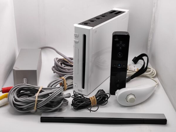 Imagen de WhatsApp 2025 01 28 a las 18.20.30 5b60c4d7 1 CONSOLA NINTENDO WII + MANDO NEGRO + NUNCHUK BLANCO *FALTAN TAPAS SUPERIORES DE CONEXIONES DE GAMECUBE*