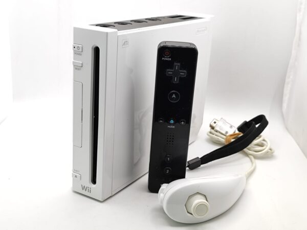 Imagen de WhatsApp 2025 01 28 a las 18.20.30 c68d63e1 1 CONSOLA NINTENDO WII + MANDO NEGRO + NUNCHUK BLANCO *FALTAN TAPAS SUPERIORES DE CONEXIONES DE GAMECUBE*