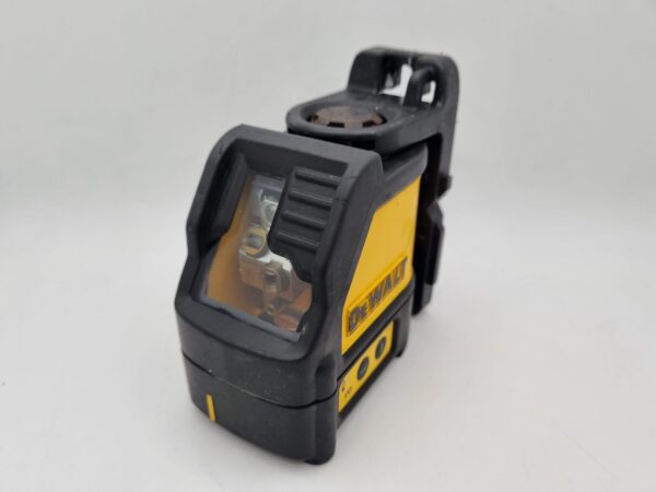 WhatsApp Image 2025 01 08 at 12.49.37 NIVEL LASER DEWALT DW088CG CON DETALLES DE OXIDO*