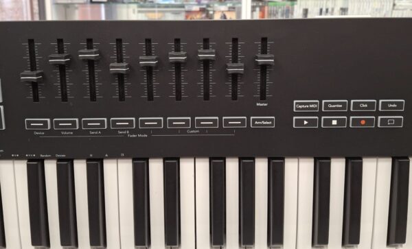 WhatsApp Image 2025 01 14 at 12.48.51 4 CONTROLADORA MIDI NOVATION LAUNCHKEY 61 MK3 + CABLE