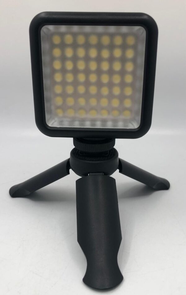 486598 1 LUZ LED CON TRIPODE