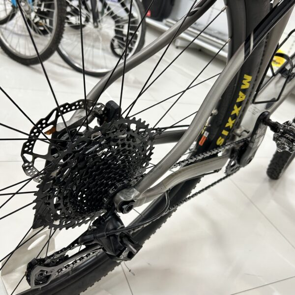 506811 2 scaled BICI TREK PRO CALIBER 6 GRIS CAMBIOS SRAM NX