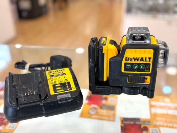 518652 2 NIVEL LASER DEWALT DCE089G + CARGADOR + BATERIA