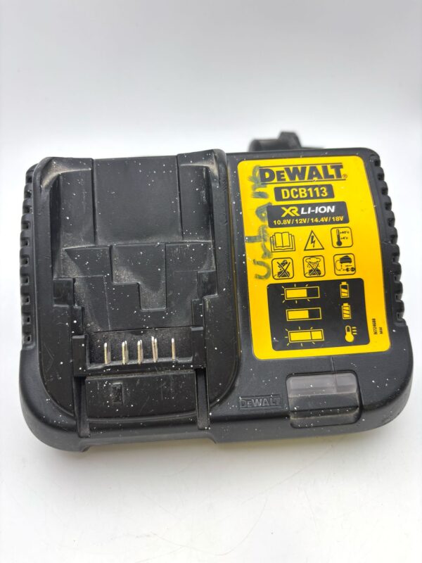 518652 NIVEL LASER DEWALT DCE089G + CARGADOR + BATERIA