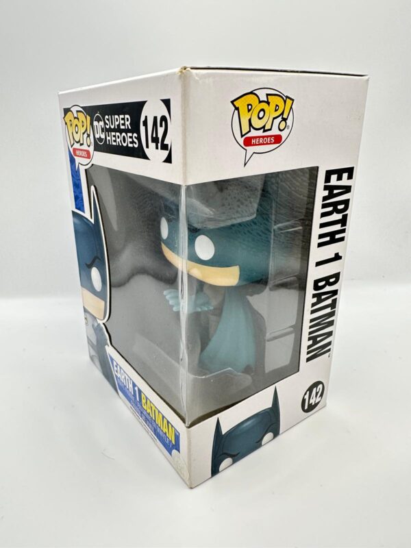 525781 3 FUNKO POP 142 EARTH 1 BATMAN