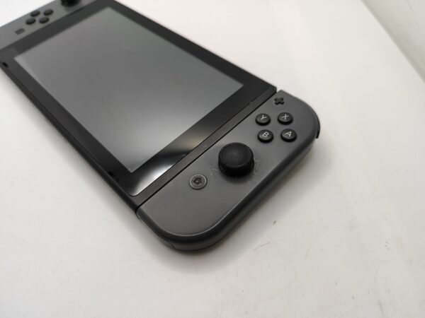 Imagen de WhatsApp 2025 02 11 a las 16.40.03 212ee6b5 CONSOLA NINTENDO SWITCH NEGRA + SOPORTE + CARGADOR COMPATIBLE *DETALLE JOYCON DERECHO ANCLAJE*