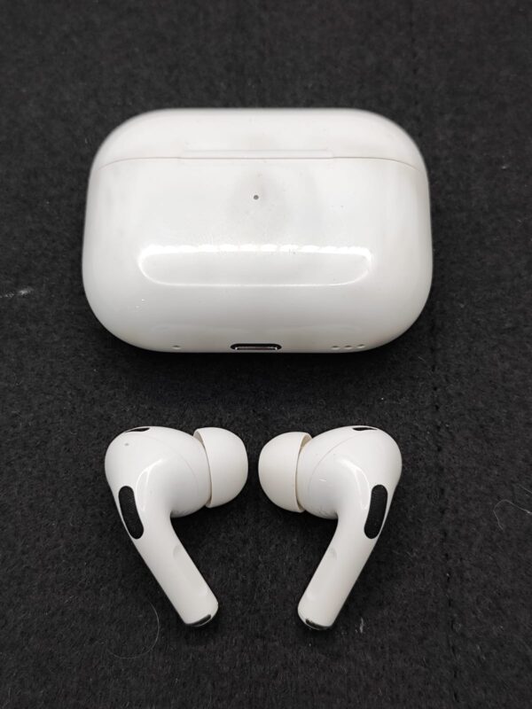 13730 2 APPLE AIRPODS PRO 2ND GEN ESTUCHE A2700 * MARCAS DE USO CAJA*