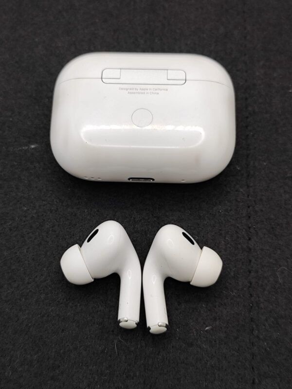 13730 3 APPLE AIRPODS PRO 2ND GEN ESTUCHE A2700 * MARCAS DE USO CAJA*