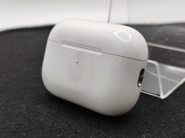 13730 4 APPLE AIRPODS PRO 2ND GEN ESTUCHE A2700 * MARCAS DE USO CAJA*