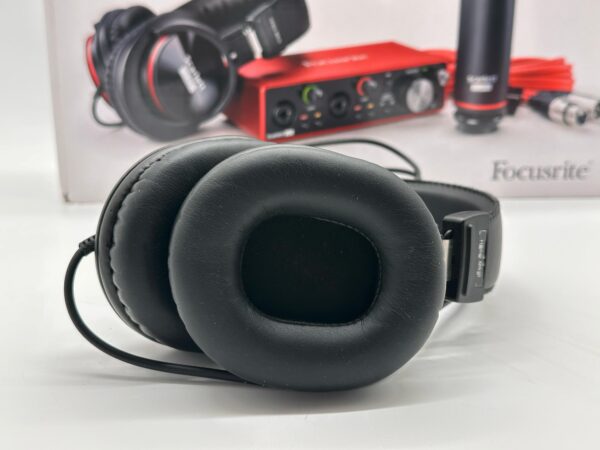 515284 5 scaled PACK SCARLETT INTERFACE 2I2 FOCUSRITE - AURICULARES HP60 MKIII - MICROFONO STUDIO 3ªGEN + CAJA