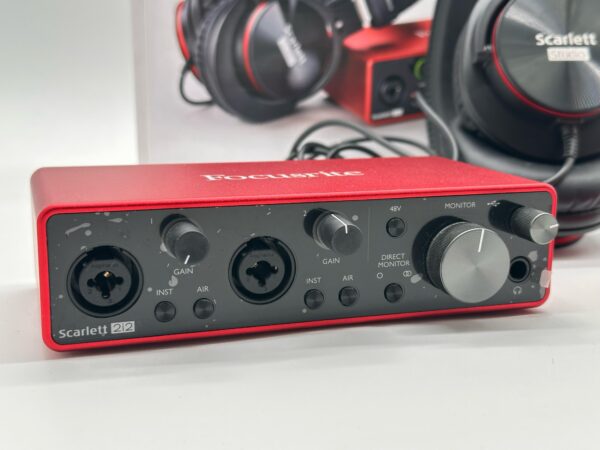 515284 8 scaled PACK SCARLETT INTERFACE 2I2 FOCUSRITE - AURICULARES HP60 MKIII - MICROFONO STUDIO 3ªGEN + CAJA