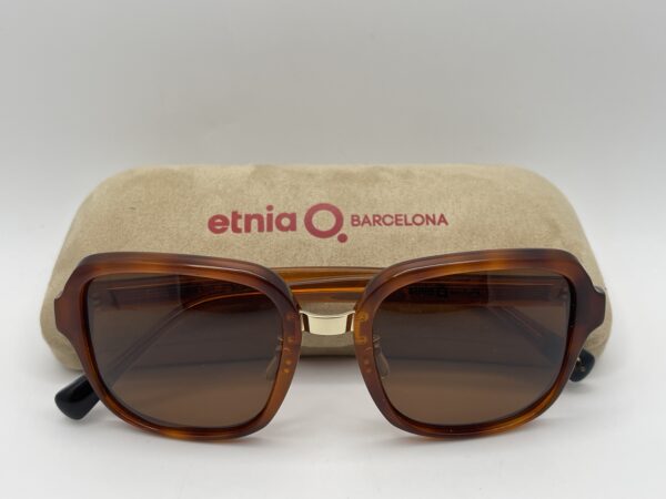 IMG 1794SAMU070325 63 scaled GAFAS DE SOL ETNIA BARCELONA 848CV22 TSIM SHA POLARIZADAS CON ESTUCHE