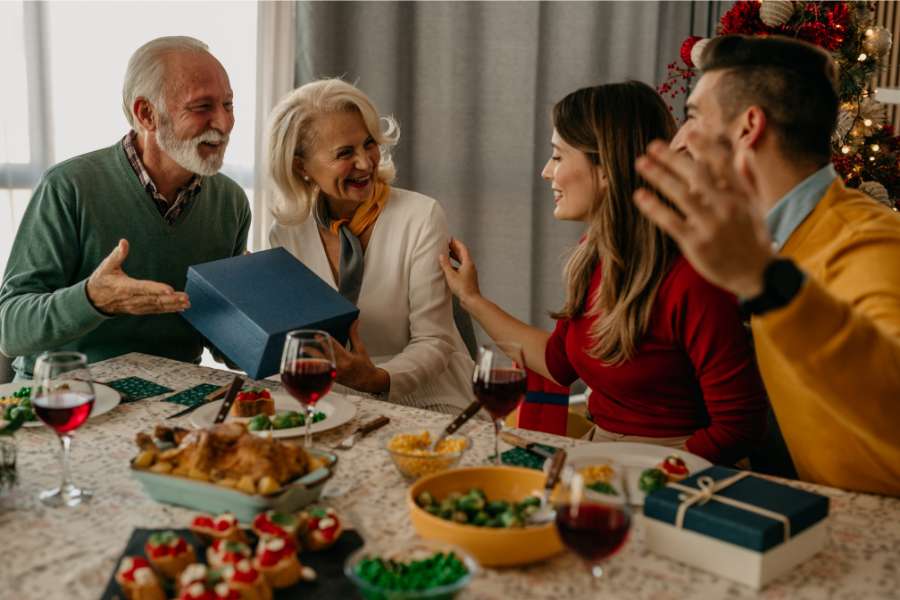 15 ideas únicas de regalos para sorprender a tus padres