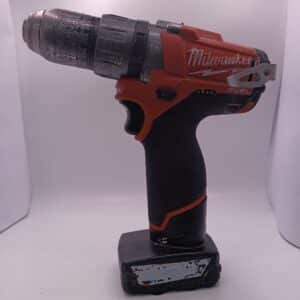 TALADRO A BATERÍA MILWAUKEE M12CPD 12V SIN ESCOBILLAS + CARGADOR