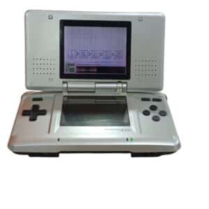 CONSOLA PORTATIL NINTENDO DS + CARGADOR (PATILLA ROTA)