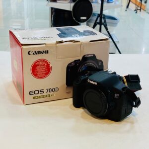 REFLEX CANON 700D CARGADOR Y CAJA SOLO CUERPO