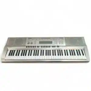 TECLADO MUSICAL CASIO WK-200 + FUNDA + CARGADOR