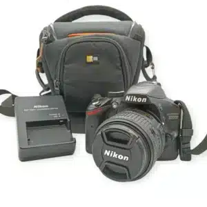 CAMARA NIKON D3200 CON OBJETIVO 18-55MM VR CON FUNDA + BATERIA + BATERIA