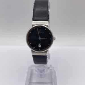 RELOJ SKAGEN 355SSLB PLATEADO CON ESFERA NEGRA Y CORREA DESGASTADA