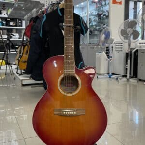 GUITARRA ELECTROACUSTICA STAGG MOD. SW206CE-CS + FUNDA * PEQUEÑO DESPERFECTO PARTE INTERIOR*